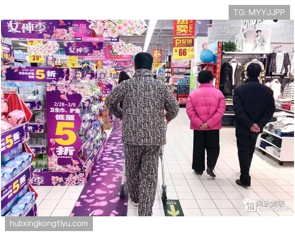 吴柳芳退役后开豪车逛超市，穿睡衣买菜像去走红毯